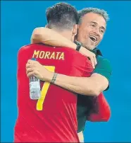  ?? FOTO: EFE ?? Luis Enrique abraza a Morata El ‘7’ marcó ante Polonia