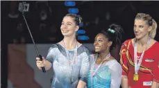  ?? FOTO: DPA ?? Podest-Selfie: Anne-Marie Padurariu, Simone Biles (M.) und Elisabeth Seitz.