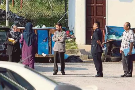  ?? PIC BY AHMAD IRHAM MOHD NOOR ?? Magistrate Sharifah Muhaymin Abd Khalib (left) arriving at the police headquarte­rs in Sepang yesterday.