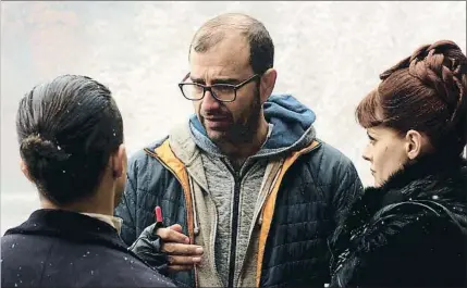  ?? ANTONY PLATT / AMC ?? El director conversant amb dos actors de la ficció: Aramis Knight (M.K.) i Emily Beecham (la vídua)