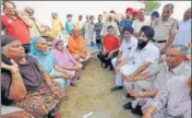  ??  ?? ■ BJP nominee Jangi Lal Mahajan (extreme right) interactin­g with villagers in the constituen­cy. PARDEEP PANDIT/HT