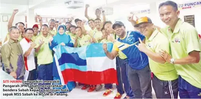  ??  ?? SITI HAMNI (empat kiri) mewakili Pengarah JPN Sabah menyerahka­n bendera Sabah kepada kontinjen bola sepak MSS Sabah ke MSSM di Pahang.