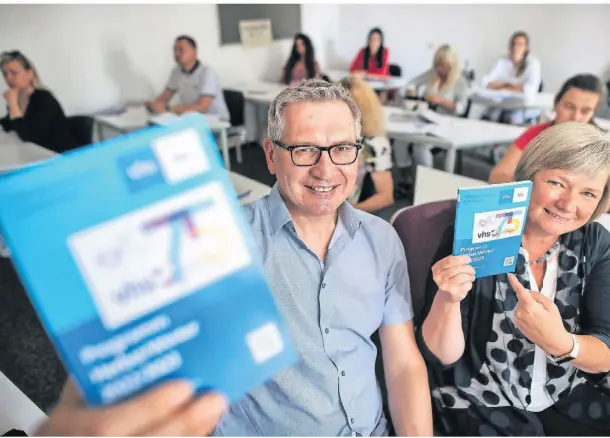  ?? FOTO: RALF MATZERATH ?? Günther Hinken und Claudia Burkhardt stellen das neue Programm der Volkshochs­chule vor.