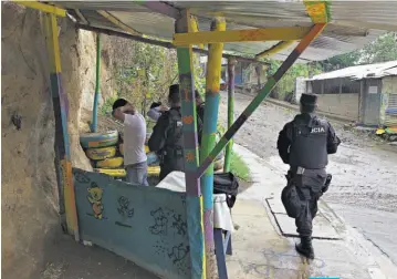  ??  ?? Operativo. Policía ha desplegado a medio centenar de agentes en la zona, después del caso de agresión.