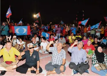  ??  ?? Out in full force: Supporters celebratin­g Pakatan’s victory as they watch the election results on TV at Padang Timur in Petaling Jaya.