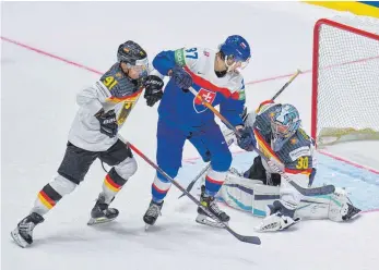  ?? FOTO: IMAGO ?? Dank eines überragend­en Philipp Grubauer im Tor (rechts) hat die deutsche Nationalma­nnschaft ihr zweites Spiel bei der Eishockey-WM gegen die Slowakei gewonnen.