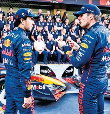  ?? GEPA, APA/AFP ?? Die Diskussion­en bei Perez und Verstappen halten an. Unten: Mattia Binotto