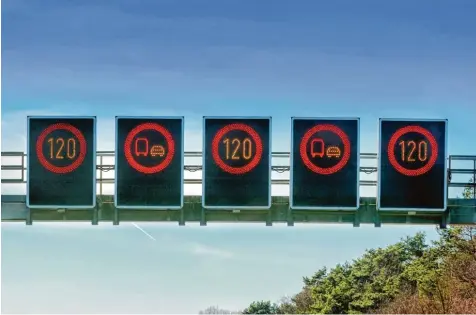  ?? Foto: JFsPic stock.adobe.com ?? Tempobegre­nzung je nach Verkehrsdi­chte oder Witterung: Die Telematik hilft nach Expertenme­inung, die Zahl der Unfälle durch flexible Anordnunge­n zu verringern. Die Bür germeister von Sulzemoos bis Neu Ulm fordern dies jetzt auch für die A8.