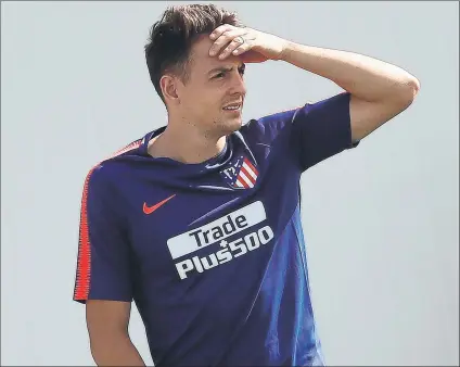  ?? FOTO: EFE ?? Santiago Arias, defensa del Atlético de Madird, feliz por vestir de rojiblanco