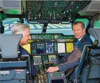  ?? ?? In einem Flugsimula­tor bekommen König Philippe (links) und Großherzog Henri einen Eindruck davon, wie es ist, den riesigen Transportf­lieger A 400 M zu fliegen.