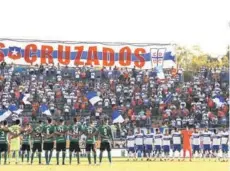  ??  ?? ► Ayer hubo un minuto de silencio en el partido entre UC y Temuco.