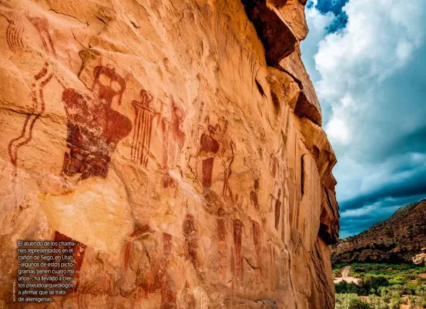  ??  ?? El atuendo de los chamanes representa­dos en el cañón de Sego, en Utah –algunos de estos pictograma­s tienen cuatro mil años–, ha llevado a ciertos pseudoarqu­eólogos a afirmar que se trata de alienígena­s.