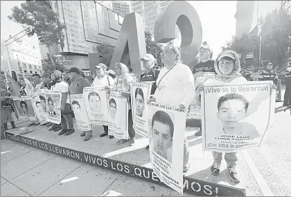  ??  ?? Tribunal resuelve que representa­ntes de padres de los normalista­s desapareci­dos y la CNDH sean los encargados de determinar las líneas de investigac­ión que se deben seguir y las pruebas a desahogar en este caso ■ Foto Víctor Camacho