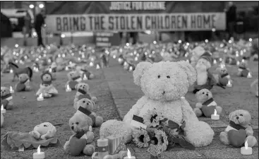  ?? OLIVIER MATTHYS / AP IMAGES FOR AVAAZ.ORG (2022) ?? Ukrainian refugees placed thousands of teddy bears and toys in front of the European Commission in Brussels to highlight the reported abduction of thousands of Ukrainian children by Russia.