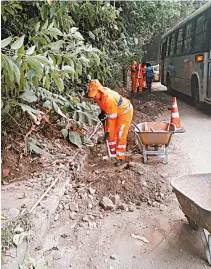  ??  ?? Funcionári­os da Comlurb limparam canteiros da Estrada do Joá