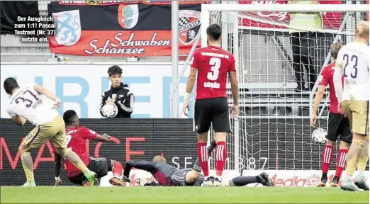  ??  ?? Der Ausgleich zum 1:1! Pascal Testroet (Nr. 37)netzte ein.