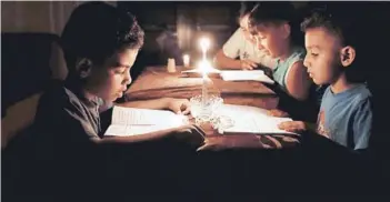  ?? FOTO: AFP ?? Niños estudian con velas, el martes, en Gaza.