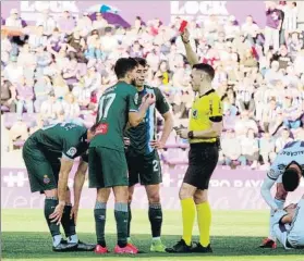  ?? FOTO: EFE ?? Prieto Iglesias expulsa a David López en el minuto 65 del partido ante el Valladolid