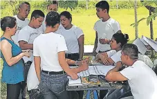  ??  ?? FORMACIÓN. Los aspirantes a policías penitencia­rios durante las jornadas de capacitaci­ón.