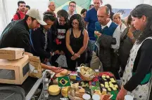  ?? DÉBORA PEREIRA ?? Em Bra. Stand brasileiro com queijos artesanais na feira do Slow Food na Itália