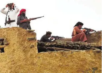  ?? AFP ?? Tribal support Saudi volunteers from Fayfa tribes take up positions atop an ancient tower in Jizan province near the Saudi-Yemeni border yesterday. The tribes have thrown their weight behind the Saudi-led campaign against Al Houthi militiamen.