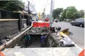  ?? DIKA KAWENGIAN/JAWA POS ?? JALUR PEJALAN KAKI: Jalur pedestrian yang kembali dikerjakan setelah merobohkan tiang listrik. Proyek ini sempat mandek.