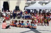  ??  ?? Sur le parvis du musée Cocteau, plus de  enfants des classes de CP de Menton ont chanté et dansé sous le regard conquis des parents et grands-parents !