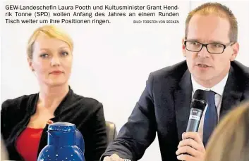  ?? BILD: TORSTEN VON REEKEN ?? GEW-Landeschef­in Laura Pooth und Kultusmini­ster Grant Hendrik Tonne (SPD) wollen Anfang des Jahres an einem Runden Tisch weiter um ihre Positionen ringen.