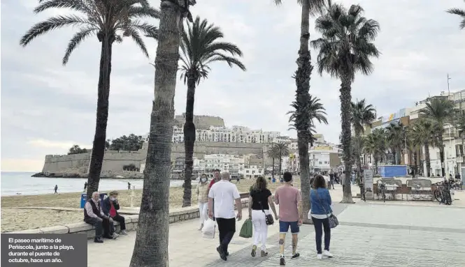  ?? ALBA BOIX ?? El paseo marítimo de Peñíscola, junto a la playa, durante el puente de octubre, hace un año.
LA FESTIVIDAD DEL PILAR, 12 DE OCTUBRE, ES MIÉRCOLES Y SE NECESITA PEDIR A CUENTA AL MENOS DOS DÍAS LABORABLES