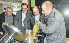  ?? SZ-FOTO: KHB ?? Die Munderking­er Unternehme­r Ulrich Spranz (v. r.) und Florian Stöhr übernahmen das Hopfenstop­fen fürs Benkesberg­bier.