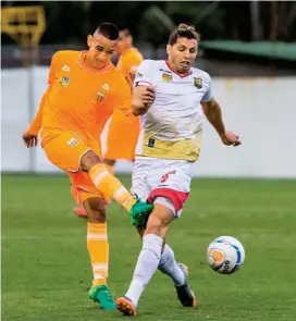  ?? FOTO ?? En plena acción, Neyder Moreno, el joven que marcó el primer gol del Envigado ayer en el Parque Estadio.