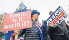  ?? REUTERS ?? Pro and anti-brexit protesters argue opposite the Houses of Parliament in London on Monday.