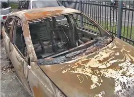  ??  ?? Carro foi abandonado carbonizad­o em rua próxima à Via Parafuso