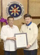  ??  ?? President Duterte awards Henry Lim Bon Liong with this prestigiou­s recognitio­n