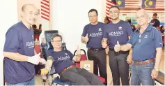  ??  ?? Phat Beatty (seated), who led by example by donating his blood, being given the thumbs up by Datuk Eddie Abdullah (centre), Repsol’s advisor for Sabah/Labuan, Mohd Faizal (second right) and other officials.