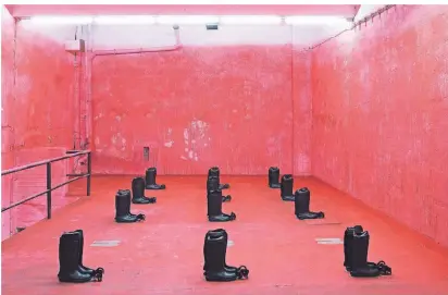  ?? FOTO: MACHAC ?? Lucas Heerichs Raum „Brace for Impact“mit zwölf schwarzen Dekontamin­ationsstie­feln.