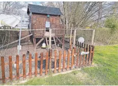  ?? FOTO: SEBASTIAN LEPPERT ?? Das ehemalige Abenteuerh­aus der Kinder im Garten wurde zum Hühnerstal­l umfunktion­iert.