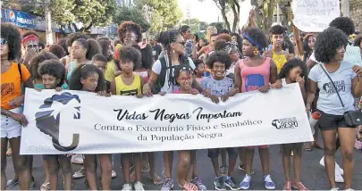  ??  ?? Marcha reuniu dez mil pessoas entre o Campo Grande e a Praça Castro Alves, segundo a organizaçã­o