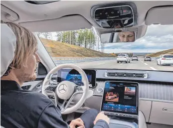  ?? FOTO: DAIMLER AG ?? Autos wie die neue Mercedes S-Klasse können bereits alleine durch den Stau lenken. Das autonome Fahren soll künftig immer stärker ausgebaut werden. Damit einhergehe­n auch ethische Probleme.