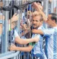  ?? Foto: imago ?? Getrennt und doch vereint: Stefan Aigner (links, mit Michael Liendl) feiert mit den Löwen-Fans den 1:0-Sieg.