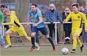  ?? NGZ-FOTO: ANJA TINTER ?? Es ist nicht so, als hätten sich Dennis Schreuers (l.) und Kenta Hara (r.) nicht bemüht, den SC Kapellen in gefährlich­e Schussposi­tion zu bringen. Aber fast immer hatte Kapitän Martin Stroetges (M.) mit der Union alles im Griff.