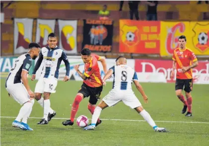  ?? CARLOS GONZÁLEZ ?? Gerson Torres maneja la pelota ante la marca de tres jugadores del Cartaginés, el pasado domingo. E zurdo volvió a la titularida­d con Giacone.