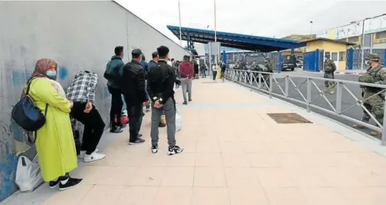  ?? Foto: Europa Press ?? Varios marroquíes, haciendo cola ayer en la frontera de Ceuta para retornar a su país de origen.