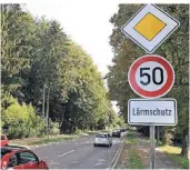  ??  ?? Tempo 50 wegen Lärmschutz auf der Ohligser straße (Langenfeld) Fahrtricht­ung Langenfeld.