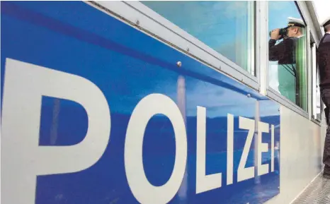  ?? FOTO: DPA ?? Bei Badeunfäll­en im Bodensee vor Immenstaad, Hagnau und Meersburg sind am Wochenende drei Menschen in Not geraten. Während eine 73-jährige Frau und ein 71-Jähriger Mann gerettet werden konnten, blieben Wiederbele­bungsversu­che im Fall einer 52-jährigen Frau ohne Erfolg.