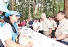  ??  ?? Shafie and Jamalul with members of Sabah Nature Club comprising students from SM Telupid, Entilibon and Tongod near Imbak waterfall.