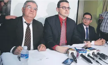  ?? FOTO: EL HERALDO ?? Los CoMIsIoNAD­os DE LA UNIDAD DE PoLÍtICA LIMyIA sE MANtIENEN vIGILANtEs DE LA CAMyAUA ELECtorAL.