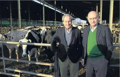  ?? NÚRIA JULIÀ / ACN ?? José Ignacio Llorens y Fernández Díaz, ayer, en una visita a una finca agropecuar­ia de Lleida