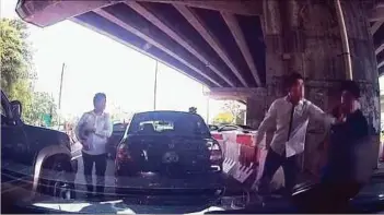  ??  ?? VIDEO tular mangsa dibelasah tiga lelaki di Jalan Kuchai Maju, Kuala Lumpur.