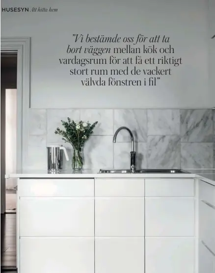  ??  ?? Köksluckor­na kommer från Kvik, köksbänken från Bauhaus och marmorplat­torna från Kakelspeci­alisten. Silverfärg­ad tekokare från Alessi.